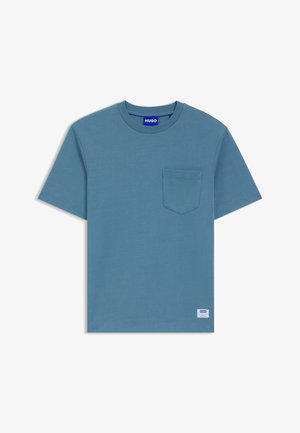 T-shirt teal à manches courtes fabriqué en coton doux ; il comporte un col rond et une poche poitrine, avec une petite étiquette logo à l'ourlet.