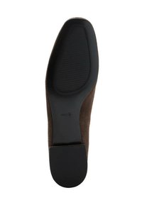 Zapato de ante marrón con puntera redonda y suela de goma negra texturizada. Presenta una parte superior lisa y un diseño de tacón plano.