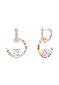 Boucles d'oreilles créoles en or rose avec une pierre centrale ronde et un accent de petites pierres claires le long du dessus. Finition lisse et polie.