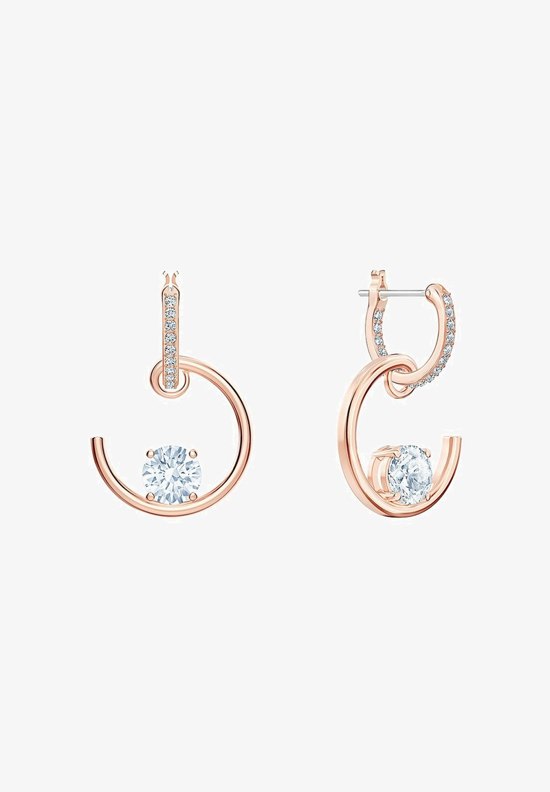 Boucles d'oreilles créoles en or rose avec une pierre centrale ronde et un accent de petites pierres claires le long du dessus. Finition lisse et polie.