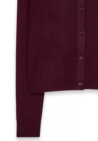 Burgundský pletený kardigán s výstrihom do V, predným zapínaním na gombíky, rebrovaným lemom a manžetami, s hladkou textúrou a rovnomerným vzorom stehu.