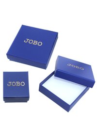 Blaue Pappgeschenkboxen mit goldenen "JOBO"-Logo; eine größere Box offen, die ein weißes Inneres zeigt, und eine kleinere geschlossene Box daneben.