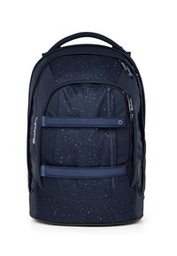 Navy-Rucksack mit sternenförmigem Muster, zwei Reißverschlüssen vorne, verstellbaren Trägern, gepolsterter Rückseite und Oberhandgriff zum Tragen. Robuste Stoffkonstruktion.