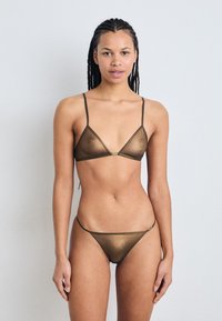 Brun gjennomsiktig undertøysett med trekantet bralette og matchende truse. Stropper er tynne, med metallbeslag på begge delene.