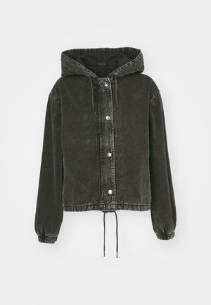 Fekete kapucnis dzseki puha anyagból, patentgombokkal, rugalmas mandzsettákkal és állítható húzózsinórral a hemnél.