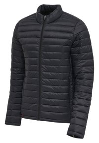 Padded, svart lättviktsjacka med hög krage, vertikalt quiltat mönster, frontdragkedja och sidofickor. Slät, vattenavvisande tyg.