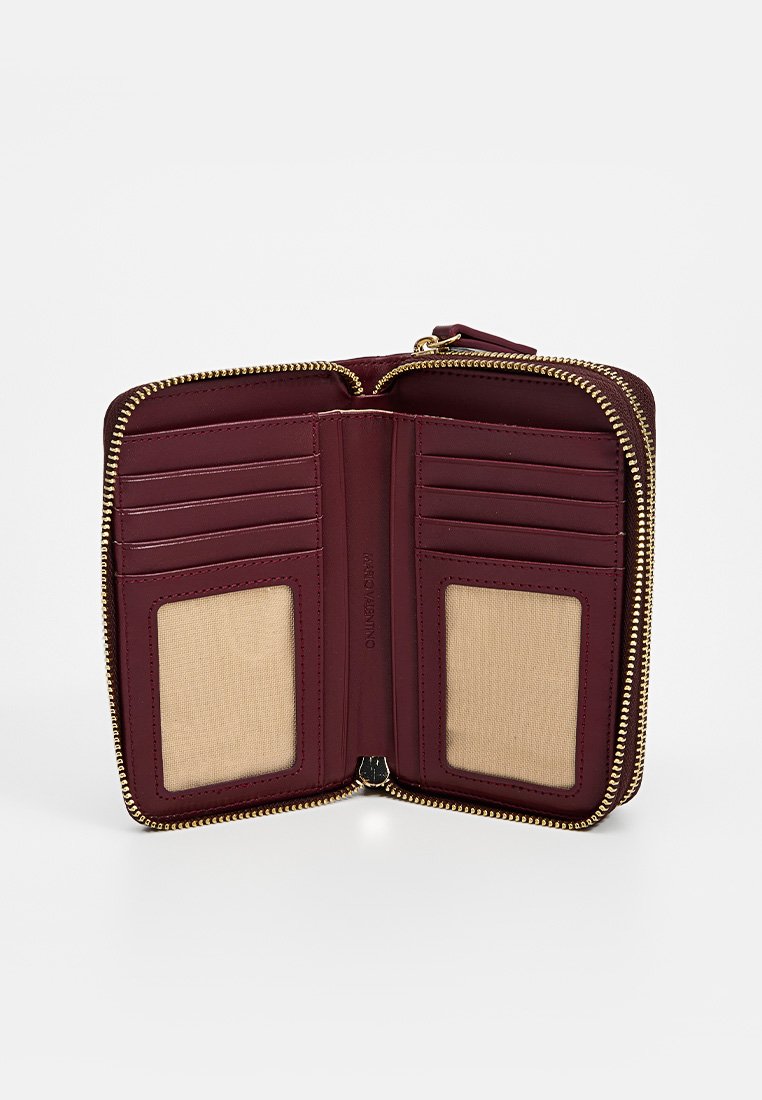Burgundowa skórzana portmonetka ze złotym zamkiem, wnętrze posiada wiele miejsc na karty oraz dwie przezroczyste kieszonki, gładka faktura na całej powierzchni.