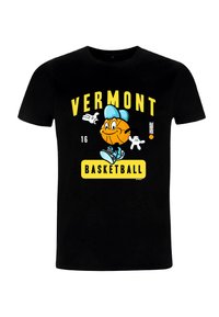 Černé tričko s kreslenou postavičkou basketbalisty, modrou čepicí a bílými rukavicemi. Obsahuje nápis "VERMONT BASKETBALL" tučně napsaný žlutým písmem.