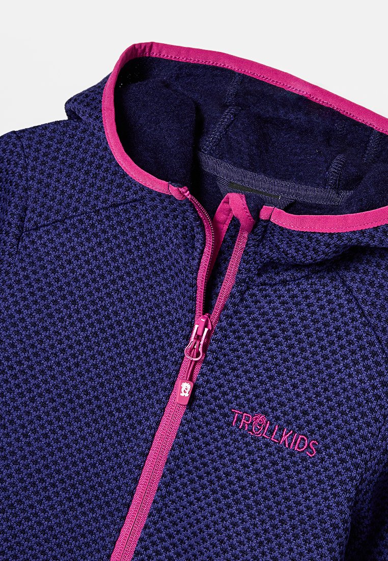 Giacca in pile viola con un motivo texture, zip e rifiniture rosa, con un logo ricamato sul lato sinistro del petto.