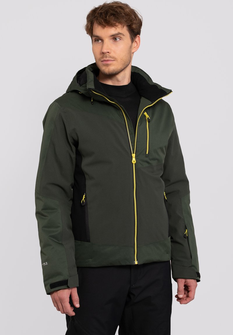 Giacca resistente alle intemperie di colore verde scuro, con zip frontale, cappuccio regolabile, dettagli gialli e numerose tasche con zip.