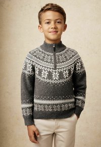 Maglione grigio a maglia con colletto alto e zip frontale, caratterizzato da motivi a fiocco di neve e diamante bianchi; texture morbida; polsini e orlo a costine.