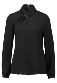 Blouse noire à manches longues avec détail de col haut présentant des plis rassemblés et fixés par une barre métallique horizontale.