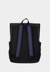 Zaino in tessuto nero con dettagli blu, dotato di spallacci regolabili, tasche laterali e maniglia superiore per un facile trasporto.