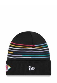 Berretto di lana nera con strisce orizzontali colorate e risvolto. Presenta un badge triangolare con logo e un logo bianco a contrasto.