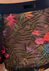 Mesh-Boxershorts mit einem lebhaften Blumenmuster mit pinken, roten und lila Blumen auf einem dunklen Hintergrund. Marineblaue elastische Taille.