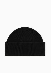 Berretto di lana nera a maglia con una texture a costine. Presenta un risvolto e una parte superiore arrotondata, adatto per un abbigliamento casual in climi più freddi.