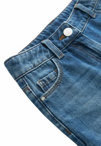Denimshorts i ljusblått, med en klassisk skärning, femficksdesign, kopparstickningar och en silverknapp i midjan.