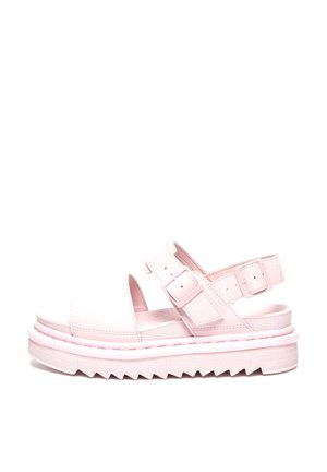 Sandalias rosas con abertura en el dedo y el talón. Hechas de material sintético, con dos hebillas ajustables y una suela gruesa y estriada.