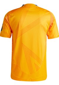 Maglia sportiva gialla con un motivo geometrico, maniche corte, colletto girocollo e una texture liscia. Accentuata da un logo nero sulla manica.