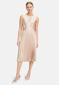 Plissiertes Midi-Kleid aus weichem beigefarbenem Satin, mit tailliertem Schnitt, ärmellosem Design und sanften Drapierungen am Oberteil.