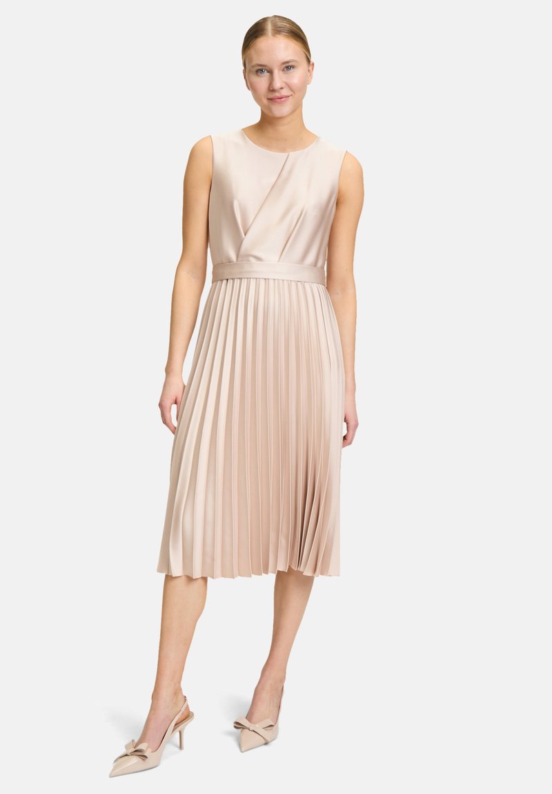 Plissiertes Midi-Kleid aus weichem beigefarbenem Satin, mit tailliertem Schnitt, ärmellosem Design und sanften Drapierungen am Oberteil.