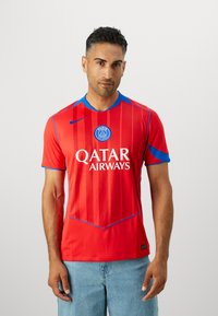 Rød sports trøje med lodrette striber, blå accenter, rund krave, og med "Qatar Airways" logo og et klubmærke på brystet.