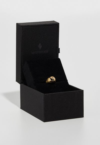 Goldring mit einem Yin-Yang-Design, eingebettet in einer schwarzen, strukturierten Schmuckschatulle mit einem herausnehmbaren Samelinlay.
