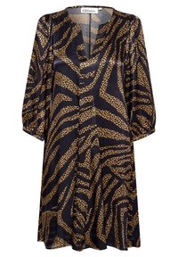 Svart klänning med gyllene djurtryck, med V-ringning, trekvartslånga ärmar och en svepande design. Tillverkad av mjukt tyg.