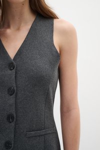 Abito grigio senza maniche con scollatura a V e sei bottoni neri sul davanti. Presenta una leggera texture e una tasca laterale.