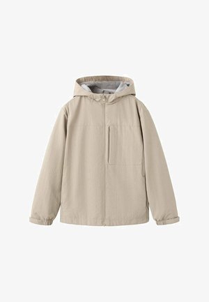 Svijetlo bež jakna s kapuljačom, prednjim patentnim zatvaračem, elastičnim manžetama i džepom na prsima. Izrađena od glatkog tkanja s blago teksturiranim završetkom.