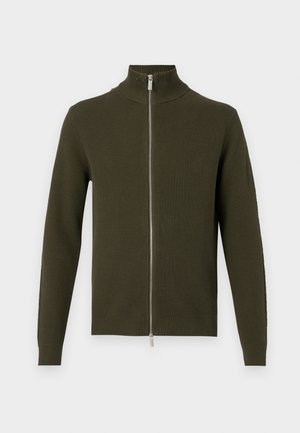 Sudadera verde oliva con cremallera y cuello alto, texturizada con relieve y de mangas largas. Presenta una cremallera plateada y puños y dobladillo ajustados.