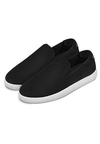 Schwarze Slipper aus atmungsaktivem Netzmaterial, mit strukturiertem Obermaterial, elastischen Seitenpaneelen und einer weißen Gummisohle.
