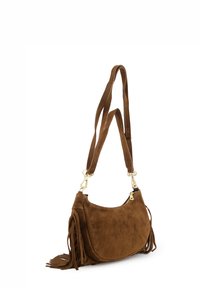 Hnědá semišová kabelka s kulatým tvarem, třásňovými detaily a zlatými kovovými komponenty. Vybavena jedním nastavitelným popruhem pro nošení.