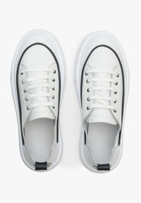 Białe sneakersy z gładkim skórzanym wierzchem, sznurowanym designem, czarnymi akcentami po bokach oraz teksturowaną gumową podeszwą. Czysty i minimalistyczny kształt.
