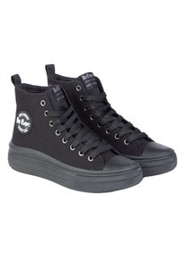 Czarne wysokie sneakersy wykonane z płótna, z teksturowaną gumową podeszwą. Posiadają sznurowaną konstrukcję, metalowe oczka i okrągły czubek.