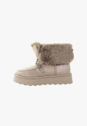 Beżowe botki za kostkę z mankietem z imitacji futra, zamszową teksturą, okrągłym noskiem, sznurowaniem i grubą gumową podeszwą dla zwiększonego komfortu i przyczepności.