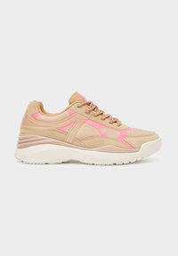 Beige sneakers med rosa accenter, med en texturerad överdel i mocka och mesh, snören och en kraftig vit sula. Vinklad profilbild.
