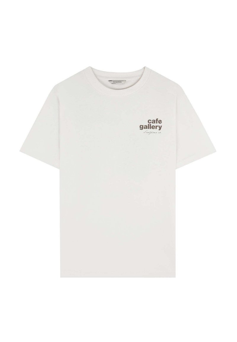 Weißes Baumwoll-T-Shirt mit rundem Halsausschnitt und kurzen Ärmeln, versehen mit einem kleinen braunen "cafe gallery" Logo auf der linken Brust.