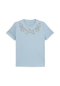 T-shirt bleu clair à manches courtes avec un col rond, orné de broderies florales et de pierres précieuses autour du col. Matériau en coton doux.
