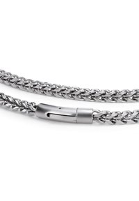 Zilveren metalen ketting met elkaar verknopende schakels en een slank sluitmechanisme, met een gladde oppervlakte en een gepolijste afwerking.