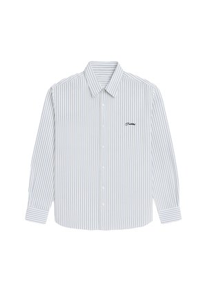 Cămașă albă cu mâneci lungi, cu dungi verticale subțiri albastre și logo mic negru brodat pe pieptul stâng.