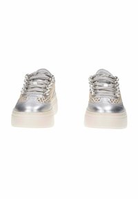 Sneaker metallici argento con tomaia testurizzata, lacci decorati con accenti rotondi e suola spessa bianca.