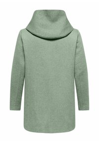 Lys grønn kåpe med høy, drapert krage, lange ermer og rett snitt. Teksturert stoff med myk finish. Ingen synlig hardware.