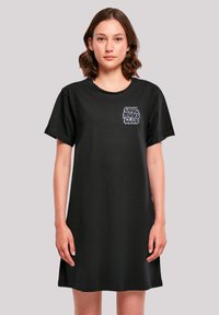 Schwarzes T-Shirt-Kleid aus weichem Baumwollmaterial mit einem runden Ausschnitt und kurzen Ärmeln, auf dessen Vorderseite "Cool Moms Club" in weißer Schrift gedruckt ist.