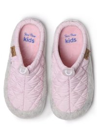 Rosa kviltade barntofflor med grå pälsdetalj, mjukt foder och en klar knappstängning. "Toni Pons kids" tryckt i blått inuti.
