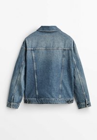 Vaaleansininen farkkutakki, jossa on terävä kaulus, pitkät hihat ja kaksi sivupainiketta. Kangas on sileäpintainen ja siinä on haalistunut viimeistely.