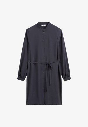 Robe longue gris foncé à manches longues avec un col rond, boutonnage à l'avant et taille cintrée avec un lien. Tissu doux et lisse avec une coupe décontractée.