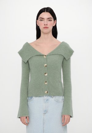 Hellgrüner Strickcardigan mit V-Ausschnitt und oversized Kragen, ausgestattet mit fünf großen Knöpfen, geripptem Saum und ausladenden Ärmeln.