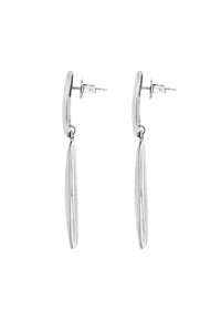 Boucles d'oreilles en argent en forme de goutte allongée et épurée ; finition polie ; fermeture par tige pour un ajustement sécurisé.