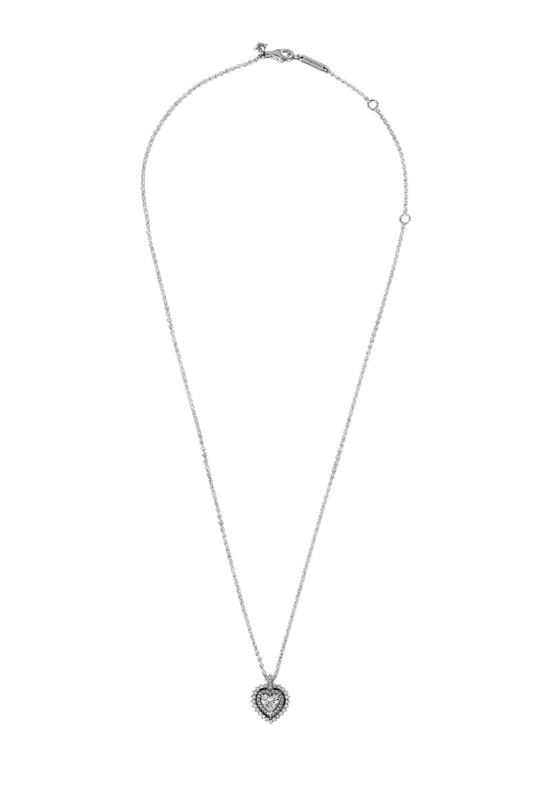 Strieborný reťazový náhrdelník s príveskom v tvare srdca, ktorý má zložitú dekoráciu a akcenty, navrhnutý pre jemný vzhľad.